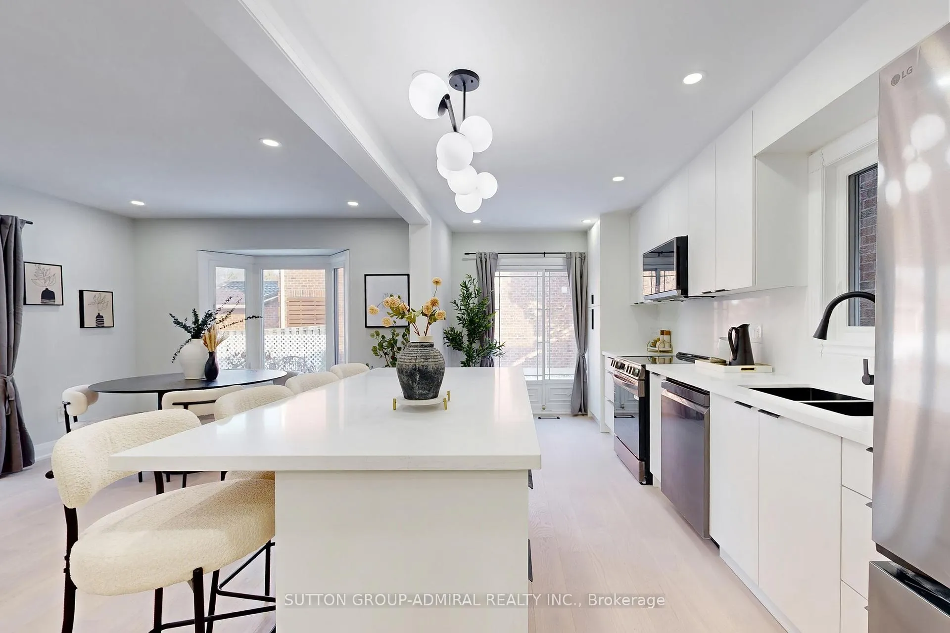 Photo 13 of 31 Whitney Place, Vaughan, Lakeview Estates — HOMEH