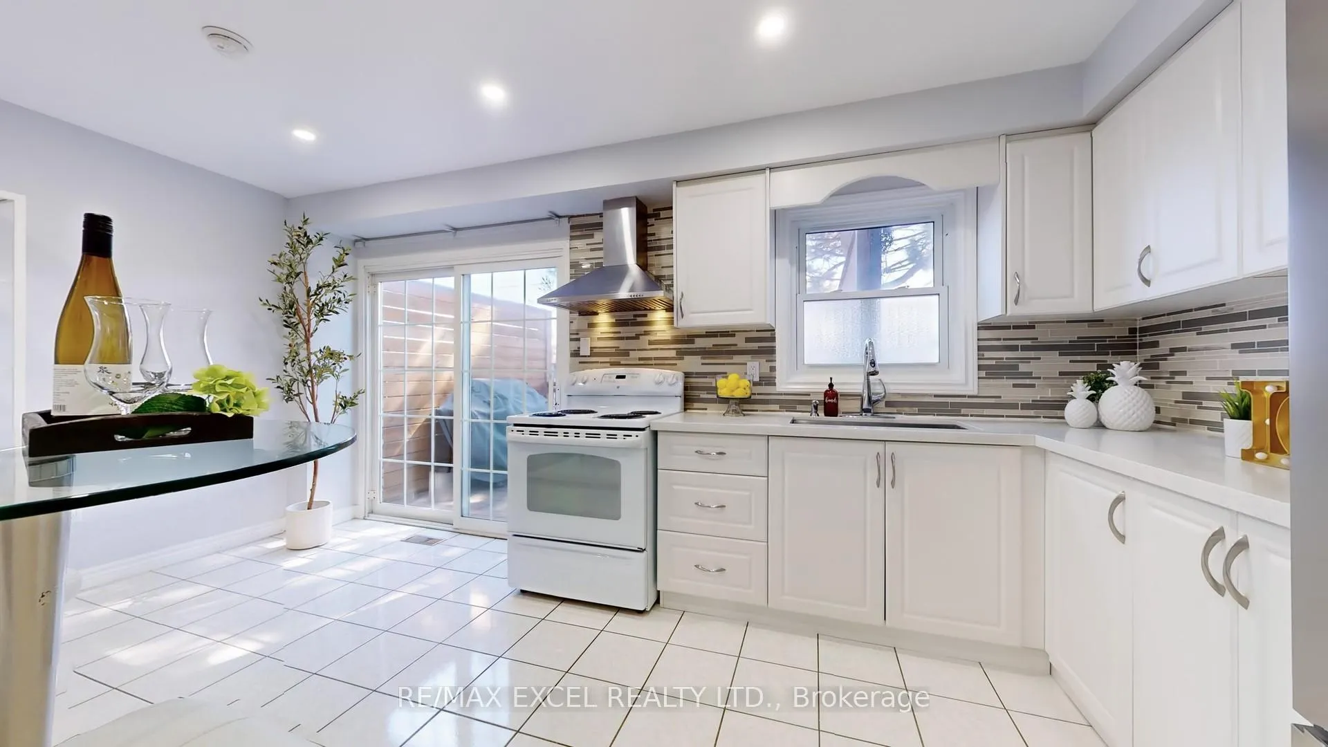Photo 8 of 73 McCabe Crescent, Vaughan, Lakeview Estates — HOMEH