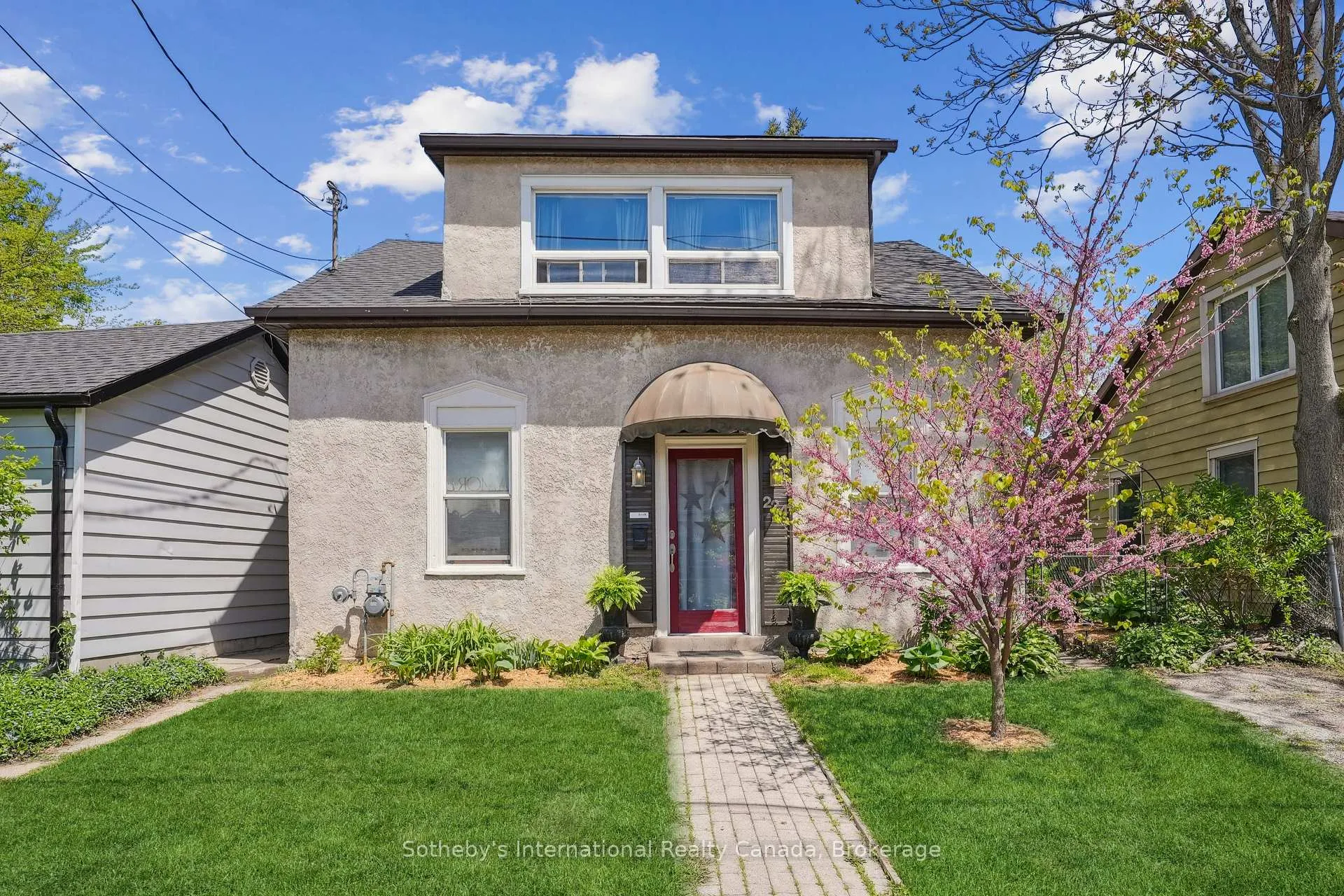 Photo 3 of 224 Napier Street, Hamilton, Strathcona — HOMEH