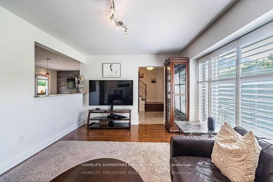 Photo 3 of 20 Beechwood Crescent, Brampton, Avondale — HOMEH