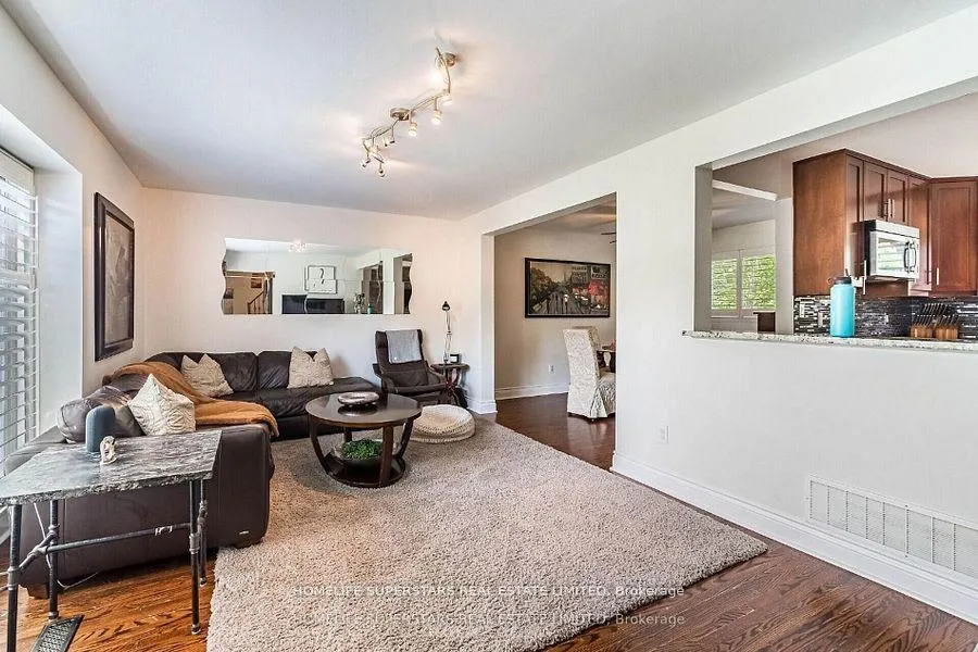 Photo 4 of 20 Beechwood Crescent, Brampton, Avondale — HOMEH