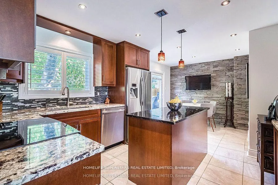 Photo 10 of 20 Beechwood Crescent, Brampton, Avondale — HOMEH