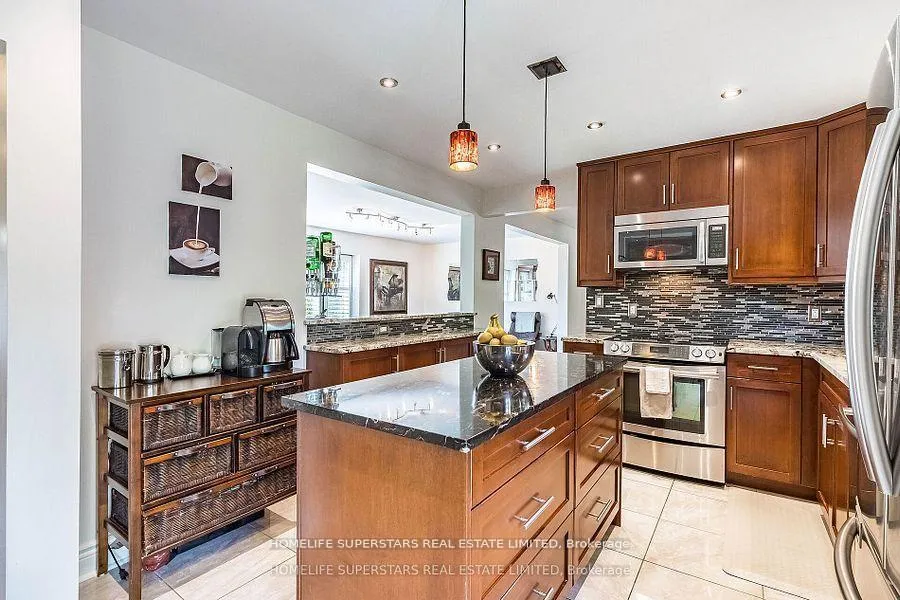 Photo 12 of 20 Beechwood Crescent, Brampton, Avondale — HOMEH
