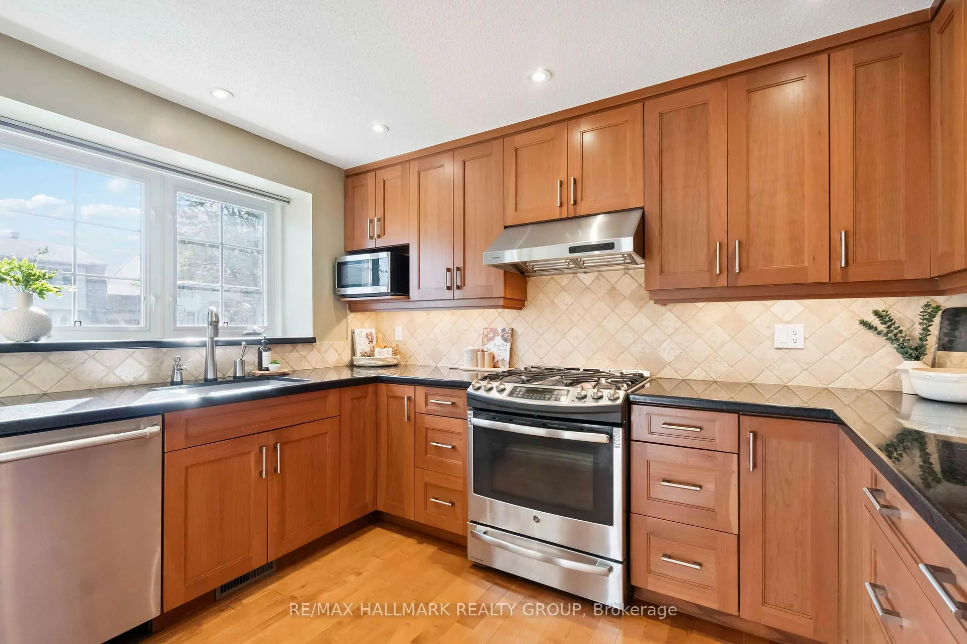 Photo 4 of 14 Whelan Drive, Ottawa, Barrhaven - Pheasant Run — HOMEH