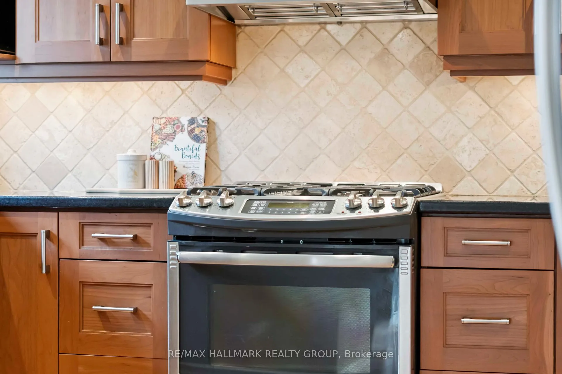 Photo 5 of 14 Whelan Drive, Ottawa, Barrhaven - Pheasant Run — HOMEH