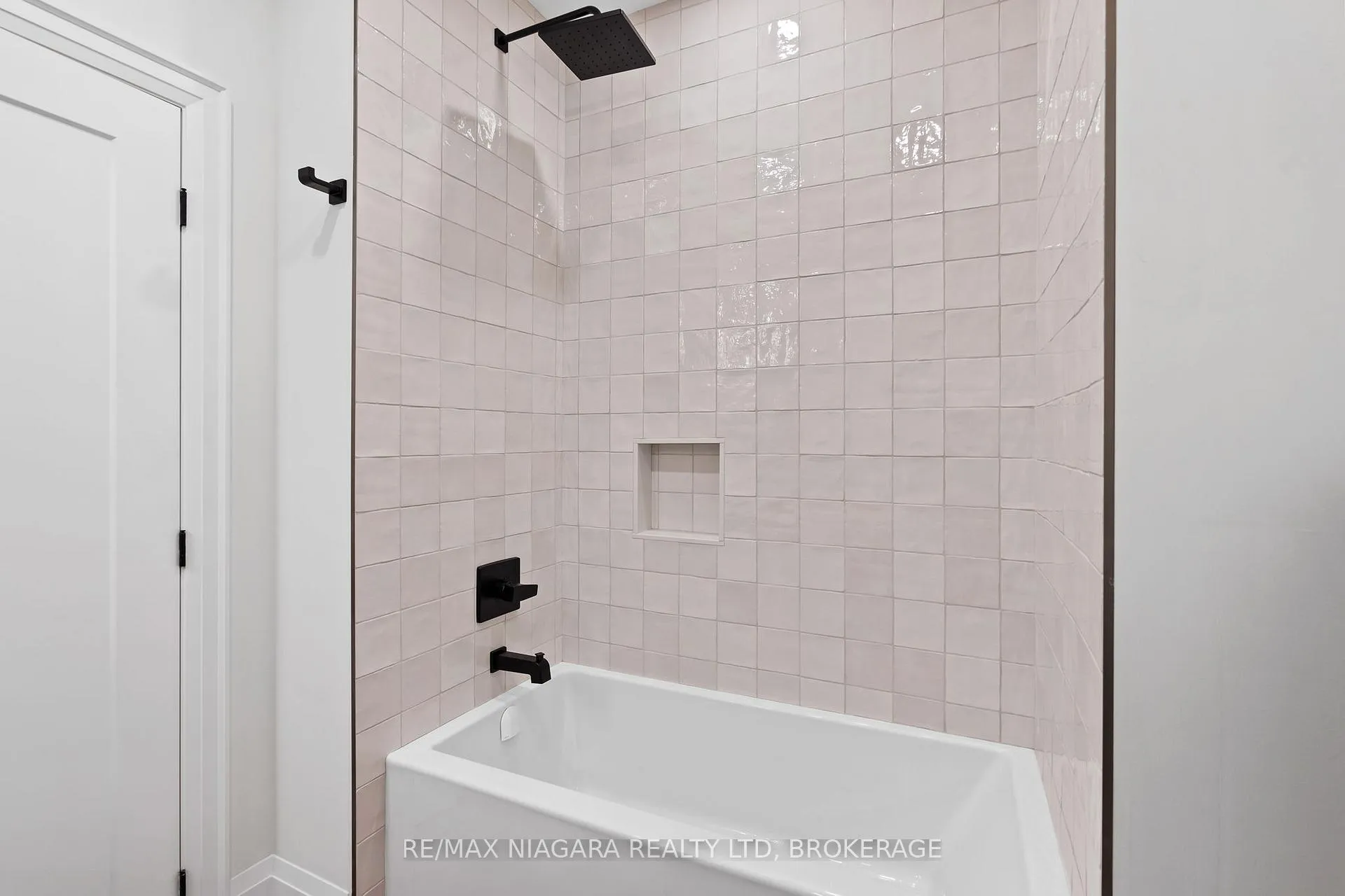 Photo 9 of 7 Accursi Crescent, Pelham, Fonthill — HOMEH