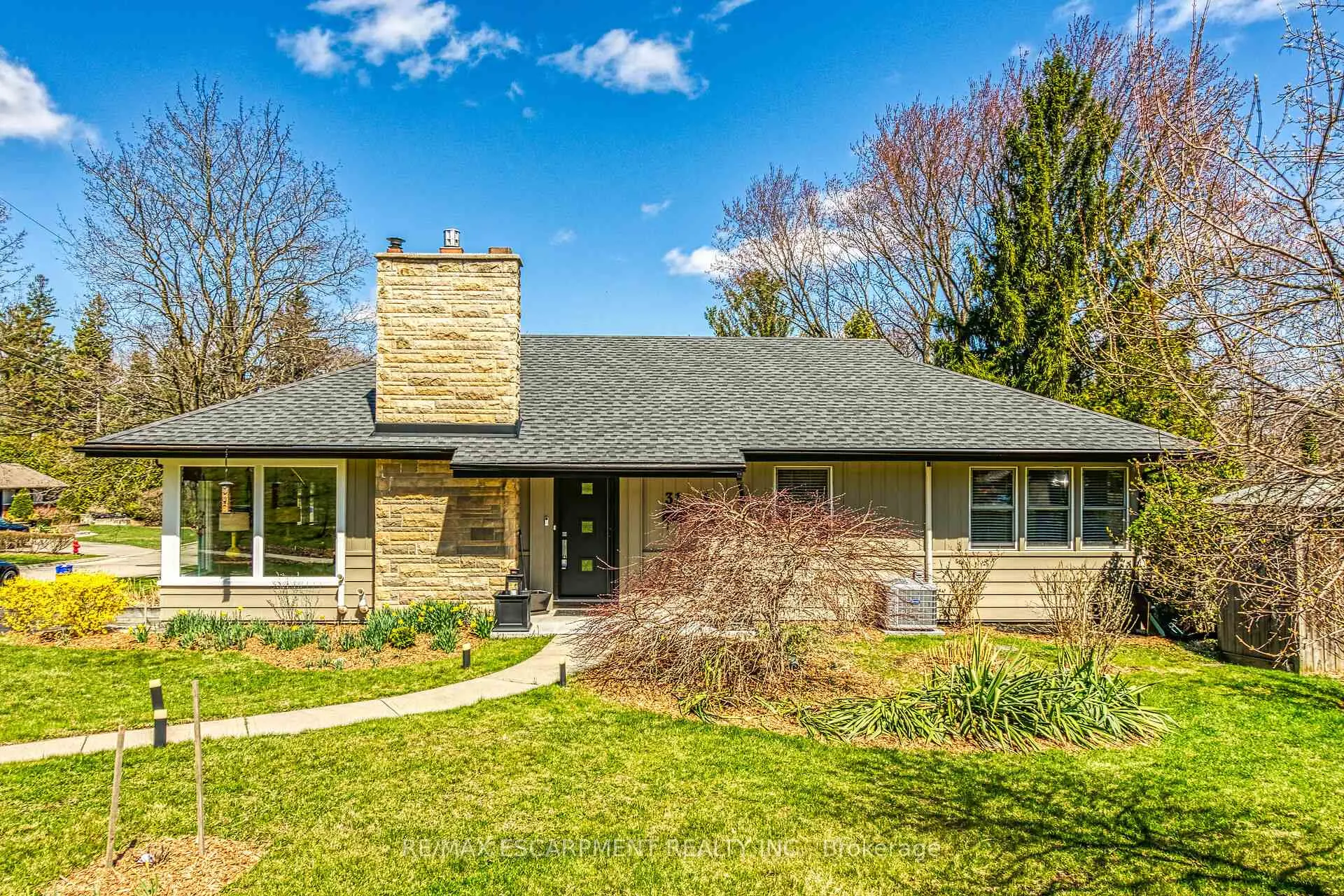 Photo 1 of 31 Tally Ho Drive, Hamilton, Dundas — HOMEH