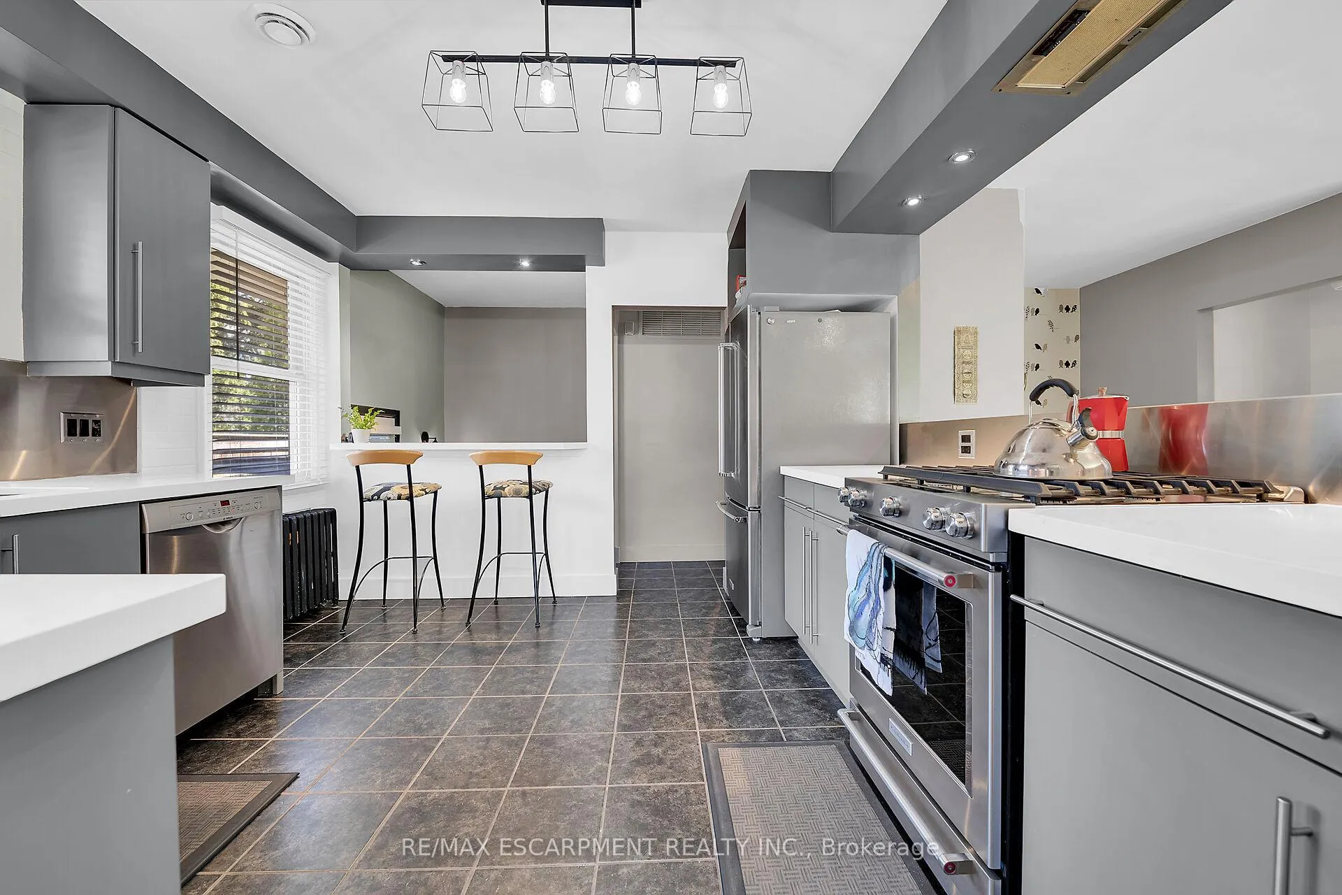 Photo 18 of 31 Tally Ho Drive, Hamilton, Dundas — HOMEH