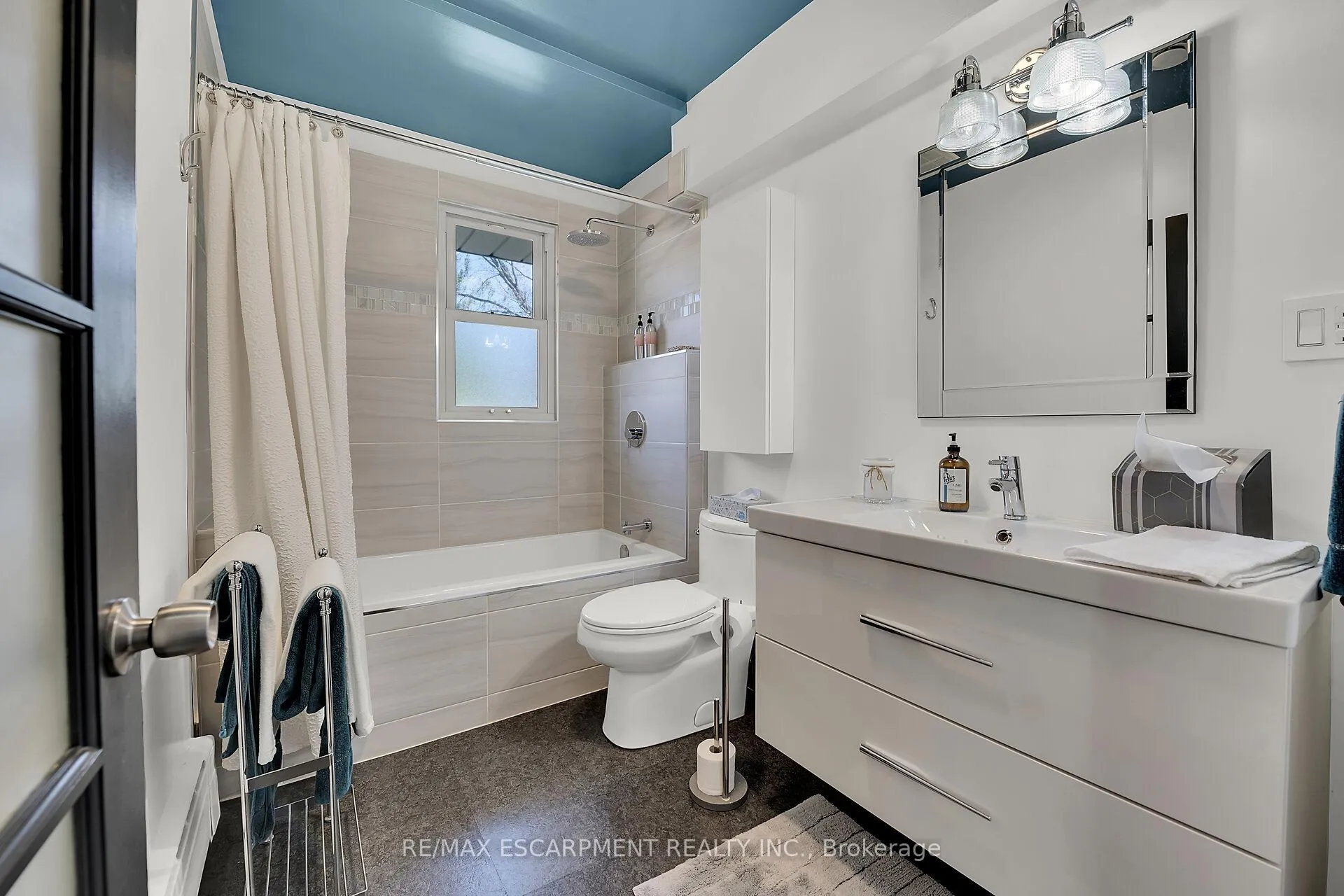 Photo 24 of 31 Tally Ho Drive, Hamilton, Dundas — HOMEH