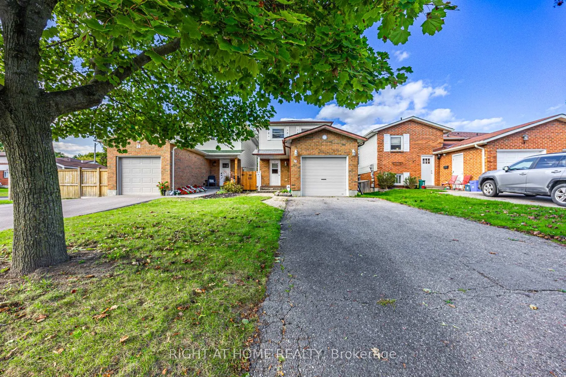 Photo 3 of 16 Hartsfield Drive, Clarington, Courtice — HOMEH