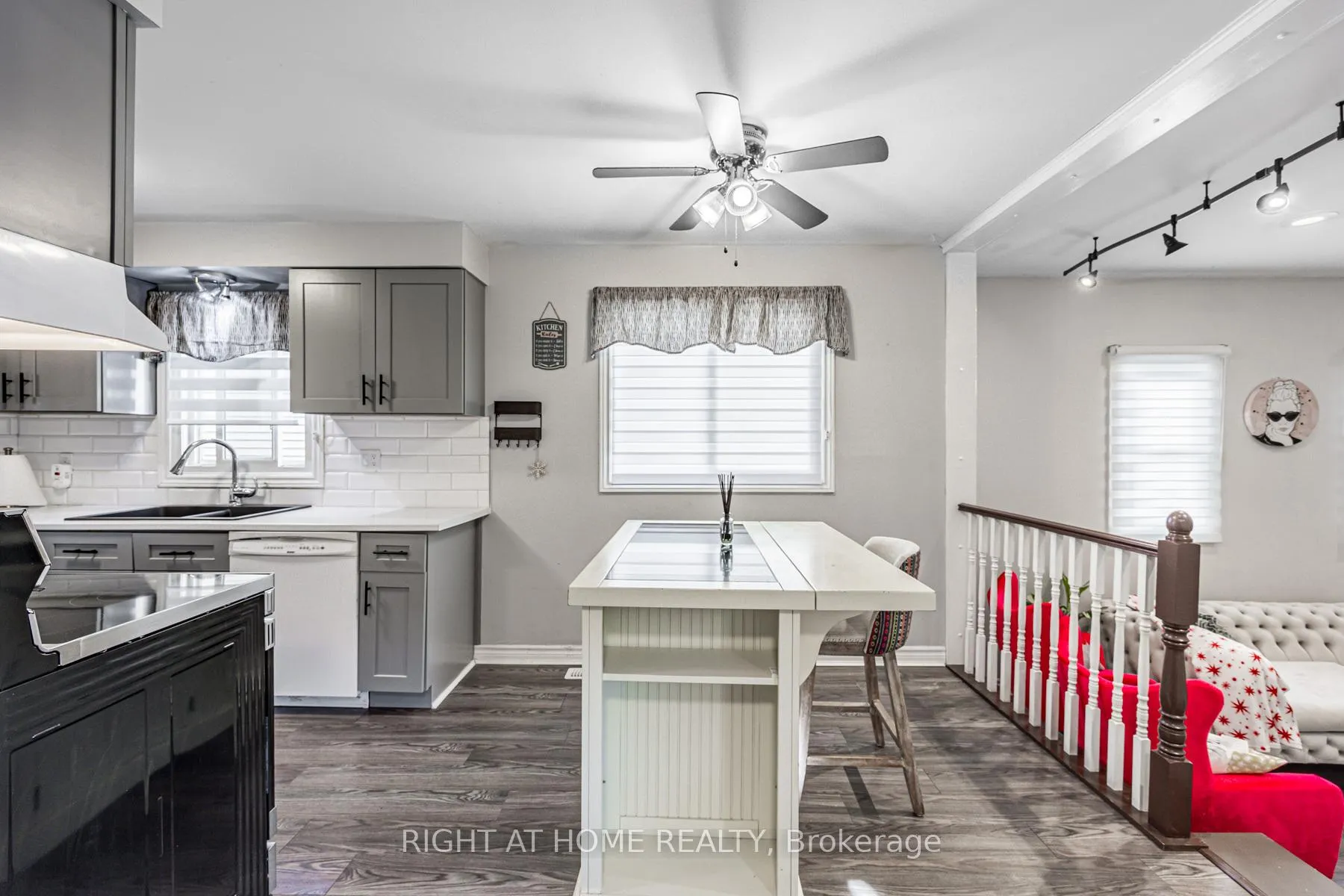Photo 5 of 16 Hartsfield Drive, Clarington, Courtice — HOMEH
