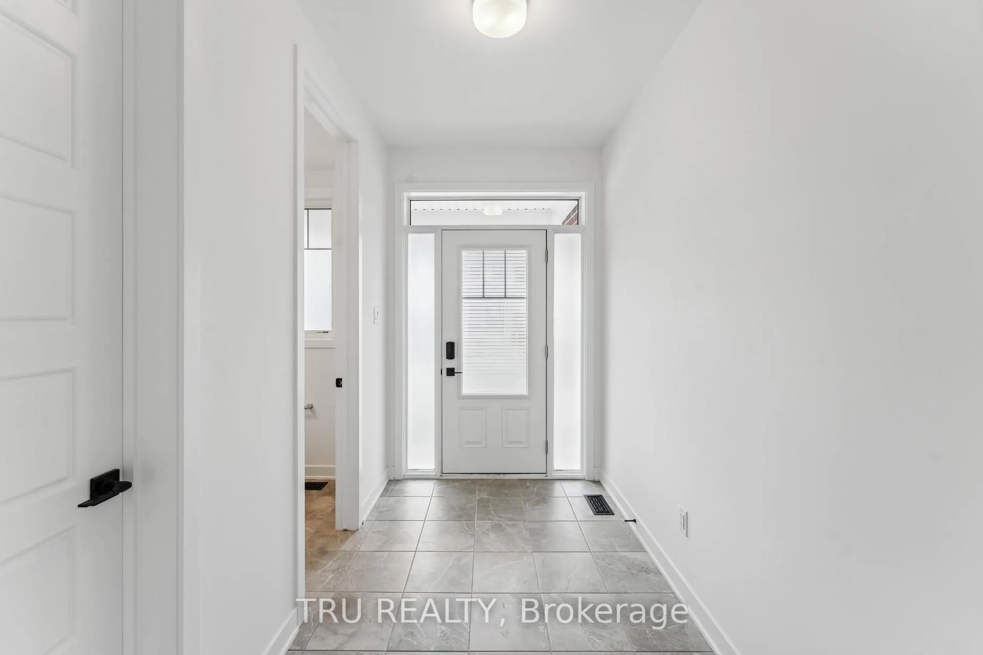 Photo 3 of 815 Snap Hook Crescent, Ottawa, Barrhaven - Half Moon Bay — HOMEH