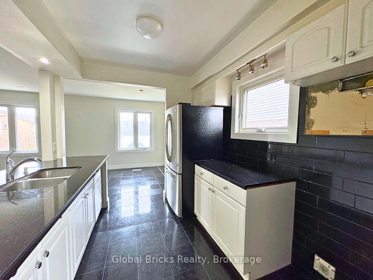 Photo 7 of 41 Fieldview Crescent, Whitby, Blue Grass Meadows — HOMEH