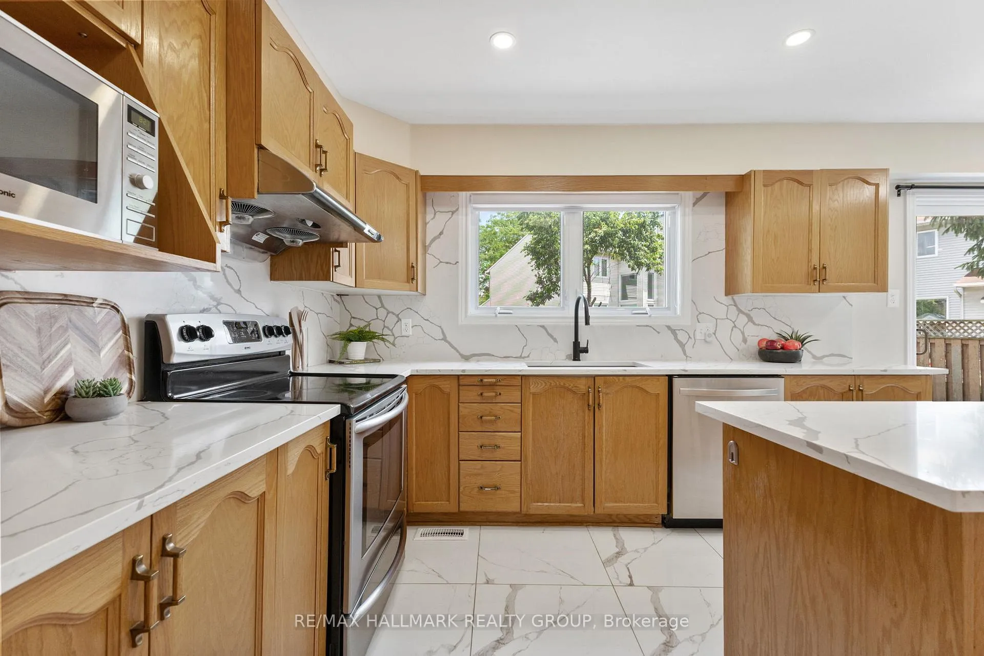 Photo 12 of 19 Notman Way, Ottawa, Hunt Club Park — HOMEH