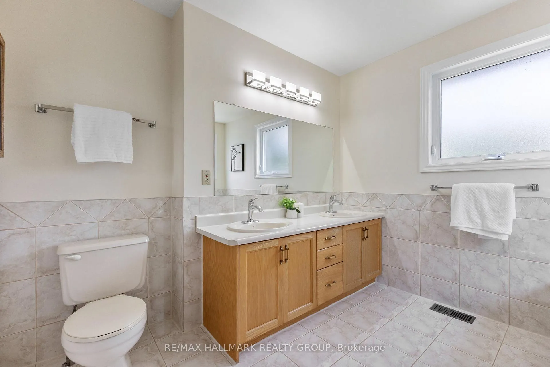 Photo 22 of 19 Notman Way, Ottawa, Hunt Club Park — HOMEH
