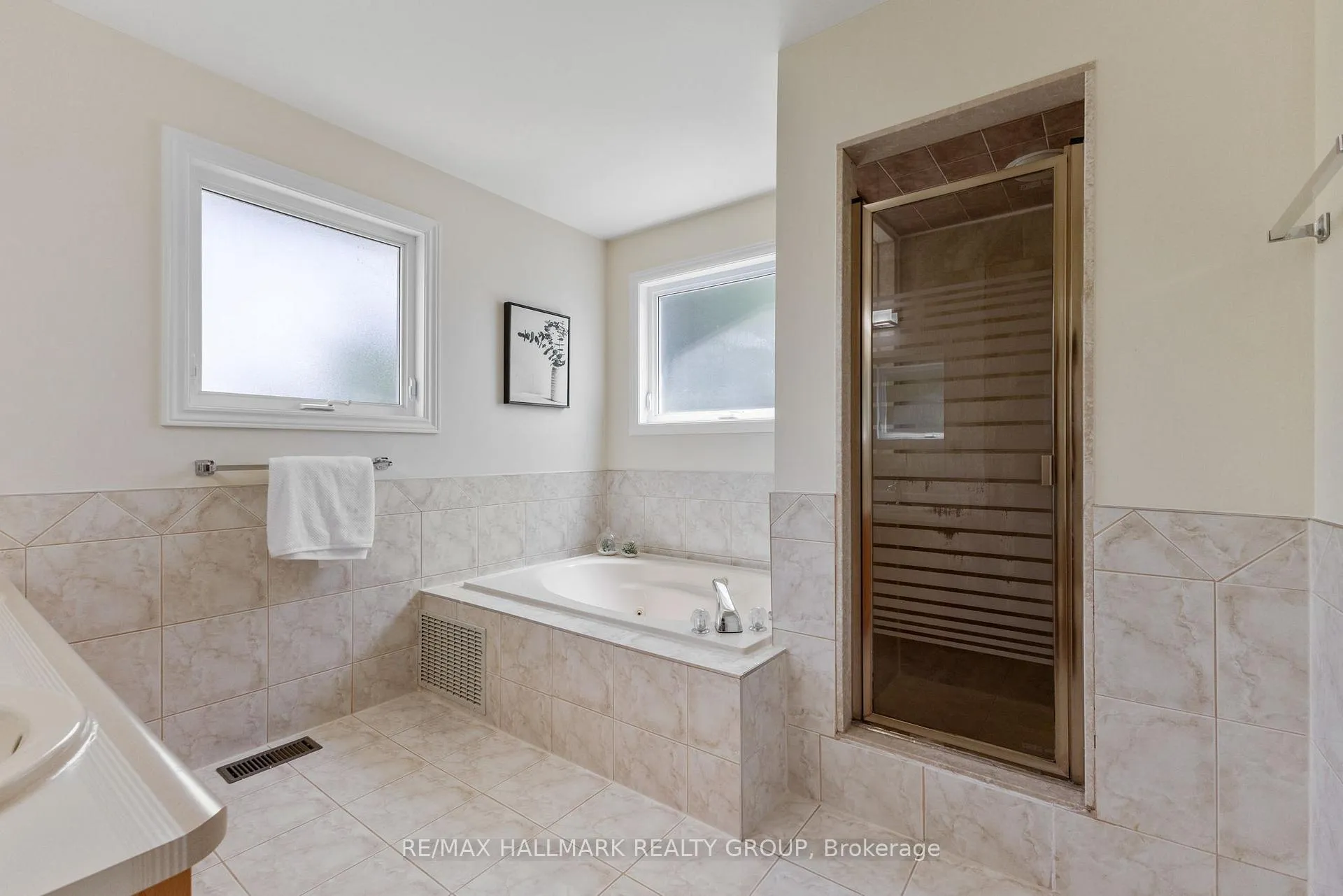 Photo 23 of 19 Notman Way, Ottawa, Hunt Club Park — HOMEH