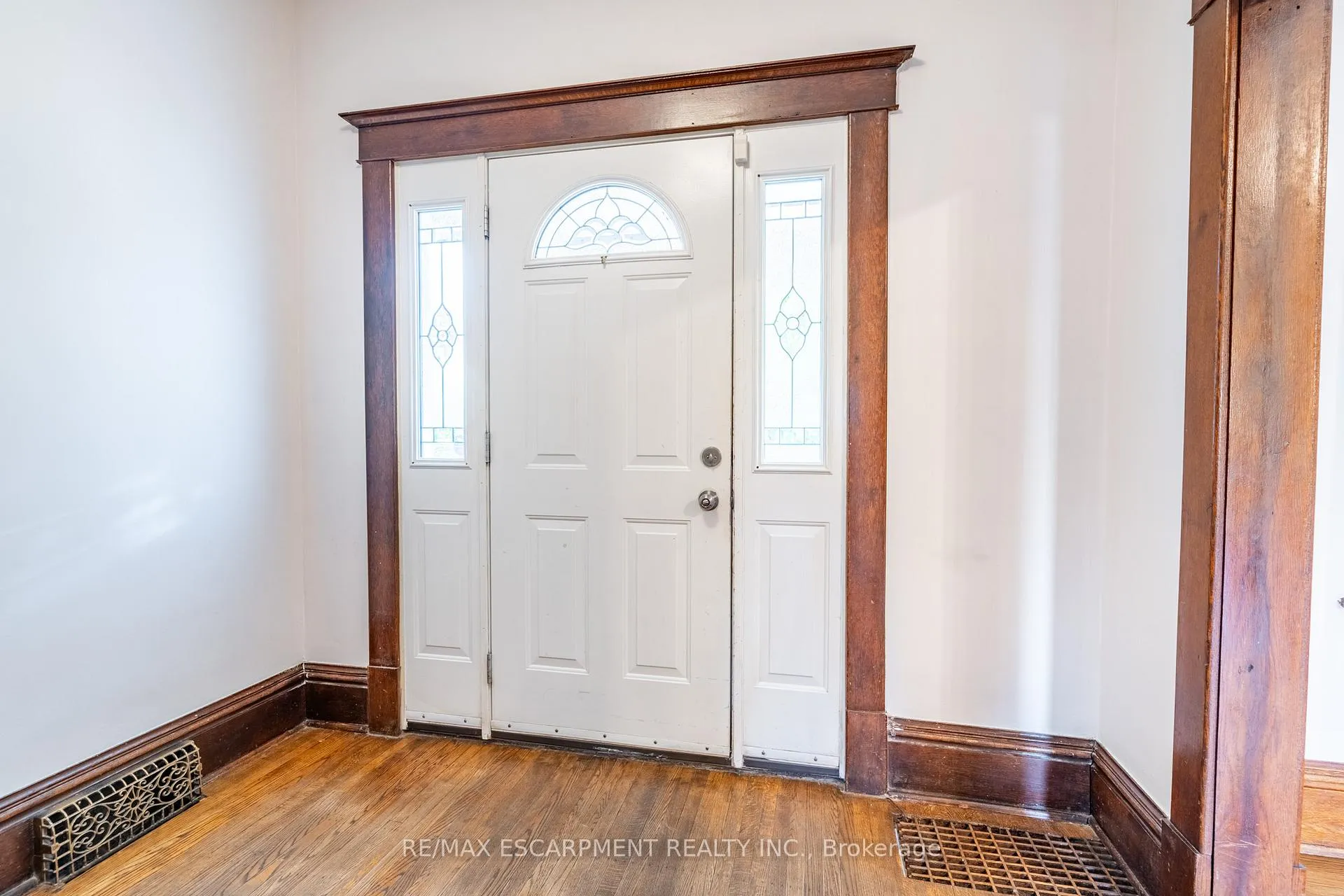 Photo 5 of 26 Ontario Avenue, Hamilton, Stinson — HOMEH