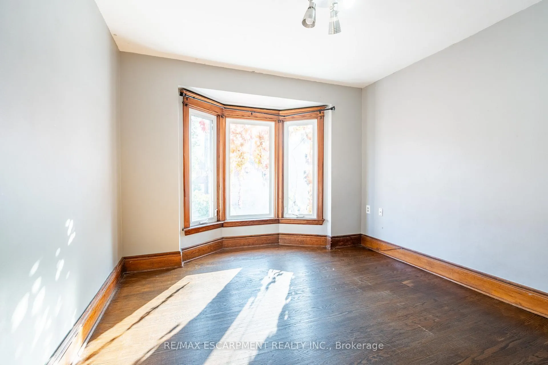 Photo 17 of 26 Ontario Avenue, Hamilton, Stinson — HOMEH