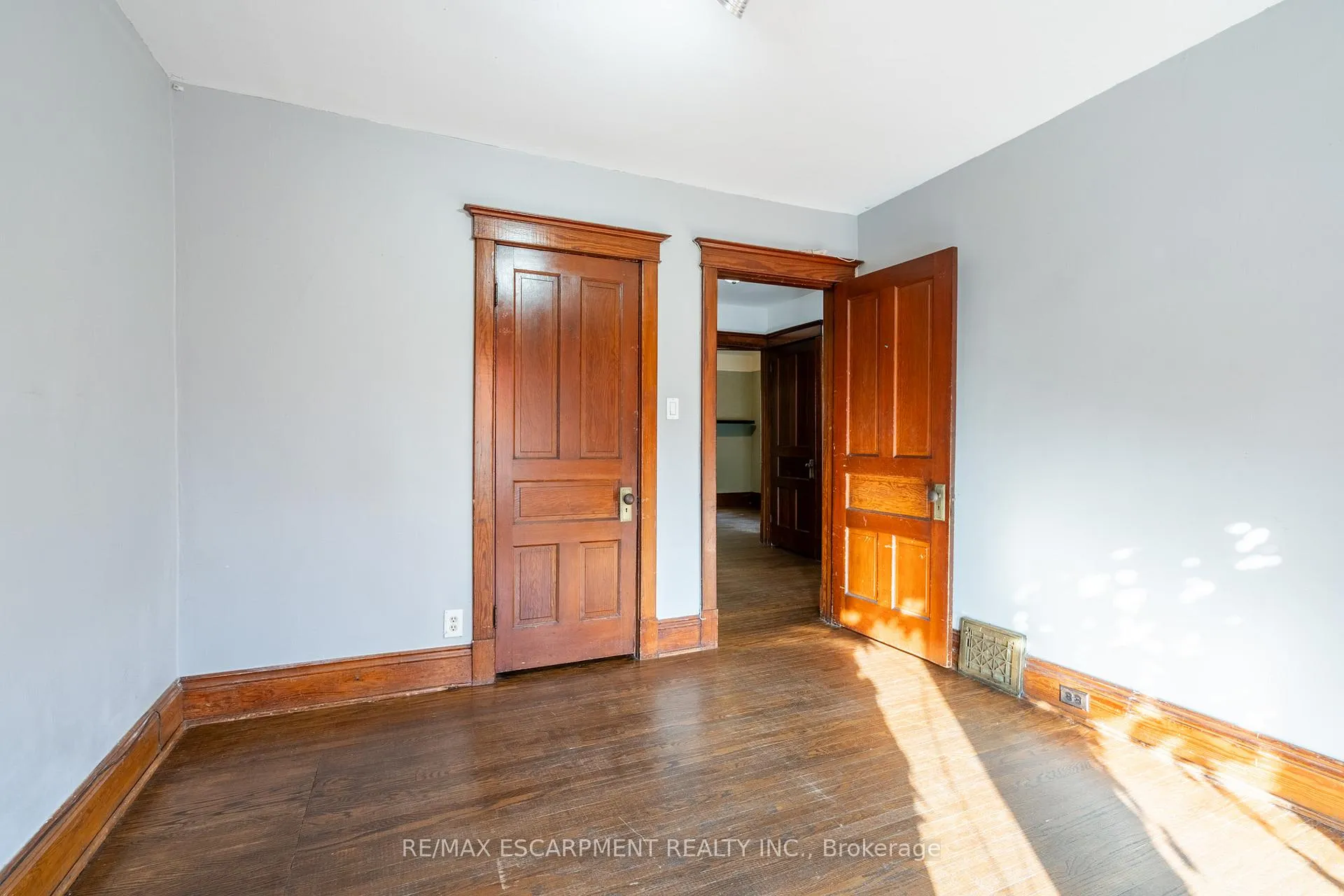 Photo 18 of 26 Ontario Avenue, Hamilton, Stinson — HOMEH