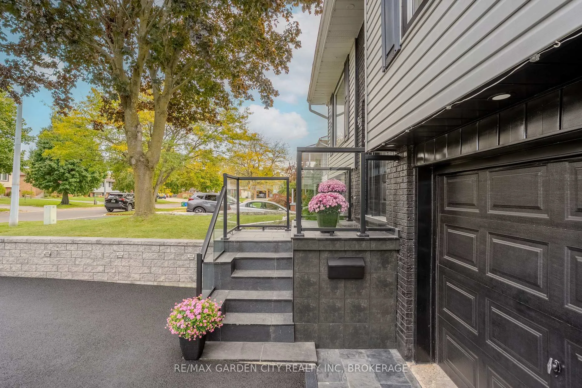 Photo 3 of 53 Brant Avenue, Welland, N. Welland — HOMEH