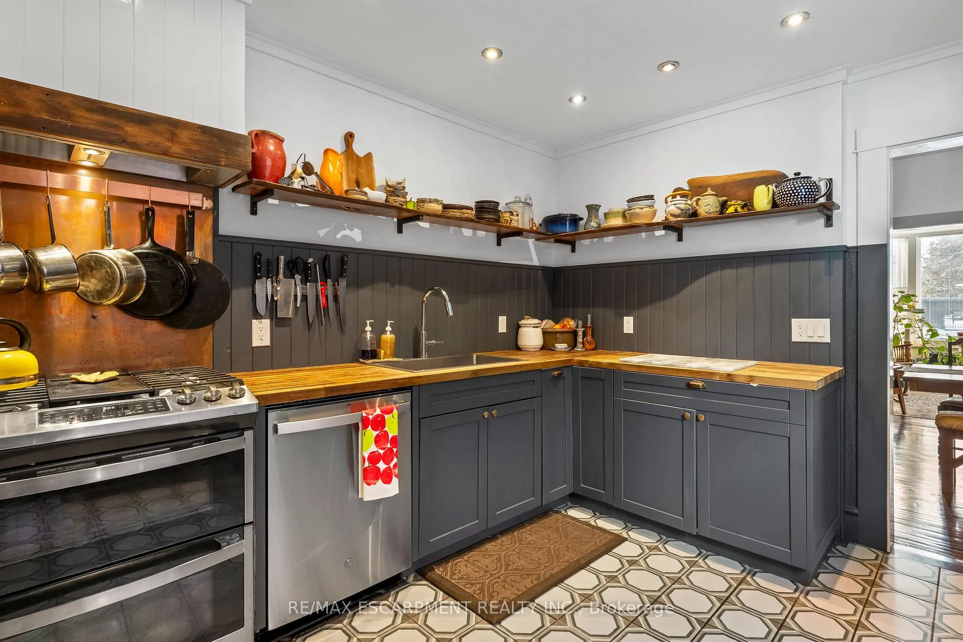 Photo 18 of 54 Emerald Street N, Hamilton, Landsdale — HOMEH