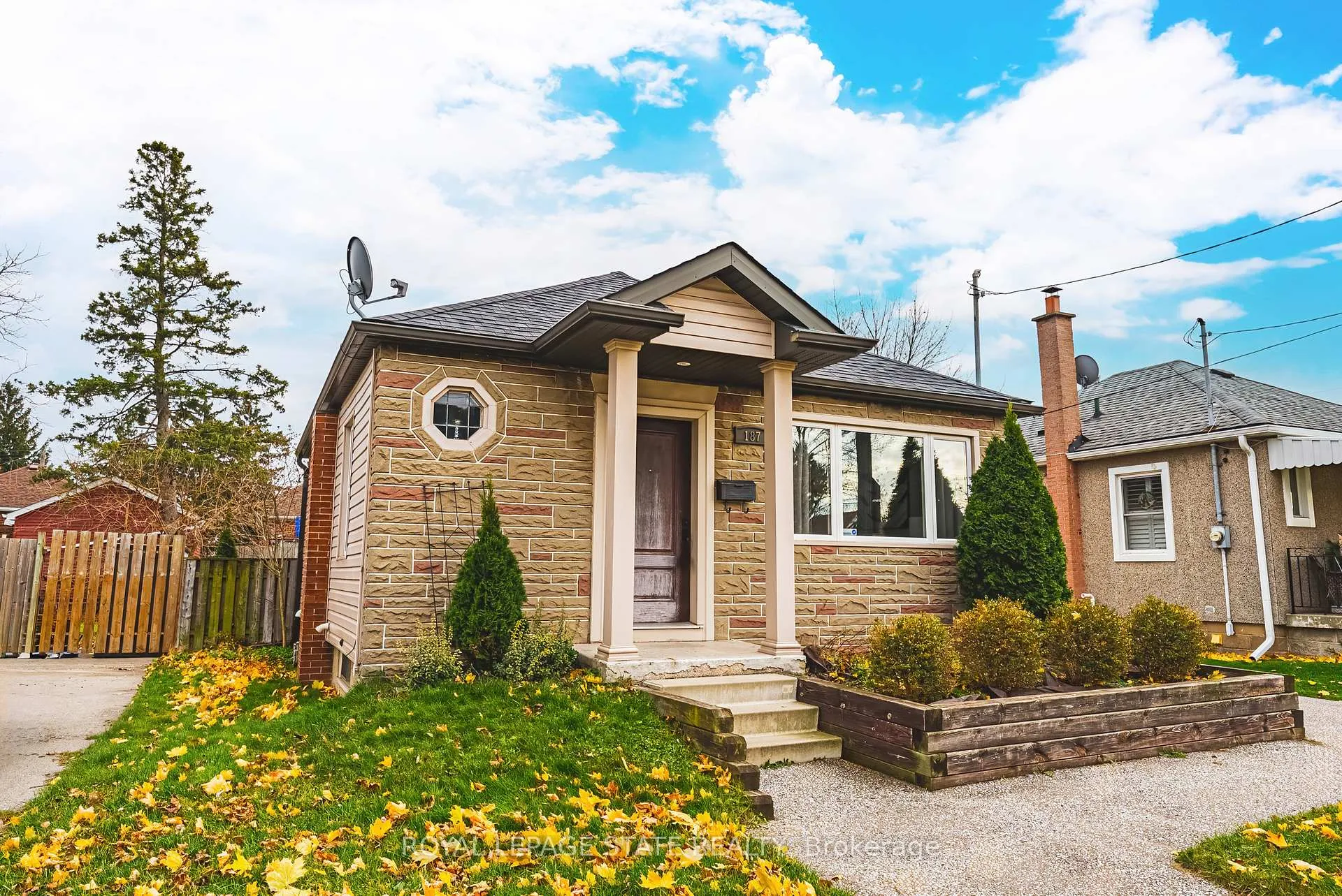 Photo 2 of 187 Summerhill Avenue, Hamilton, Bartonville — HOMEH
