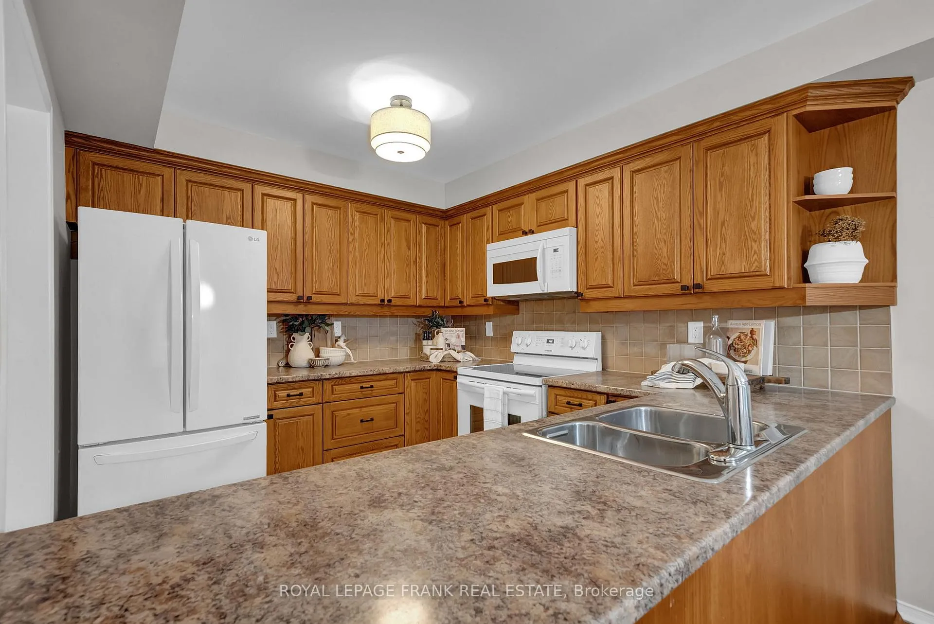 Photo 5 of 146 Wilkins Crescent, Clarington, Courtice — HOMEH