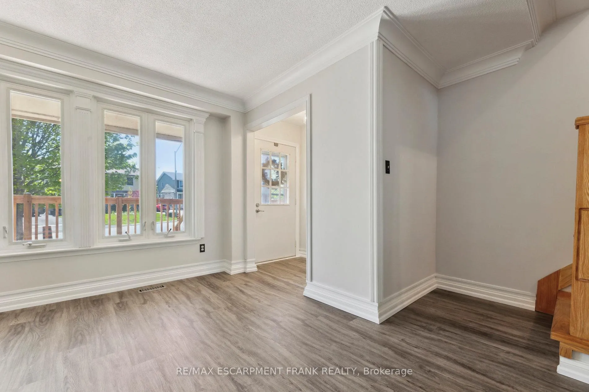 Photo 5 of 647 Balsam Crescent, Oshawa, Lakeview — HOMEH