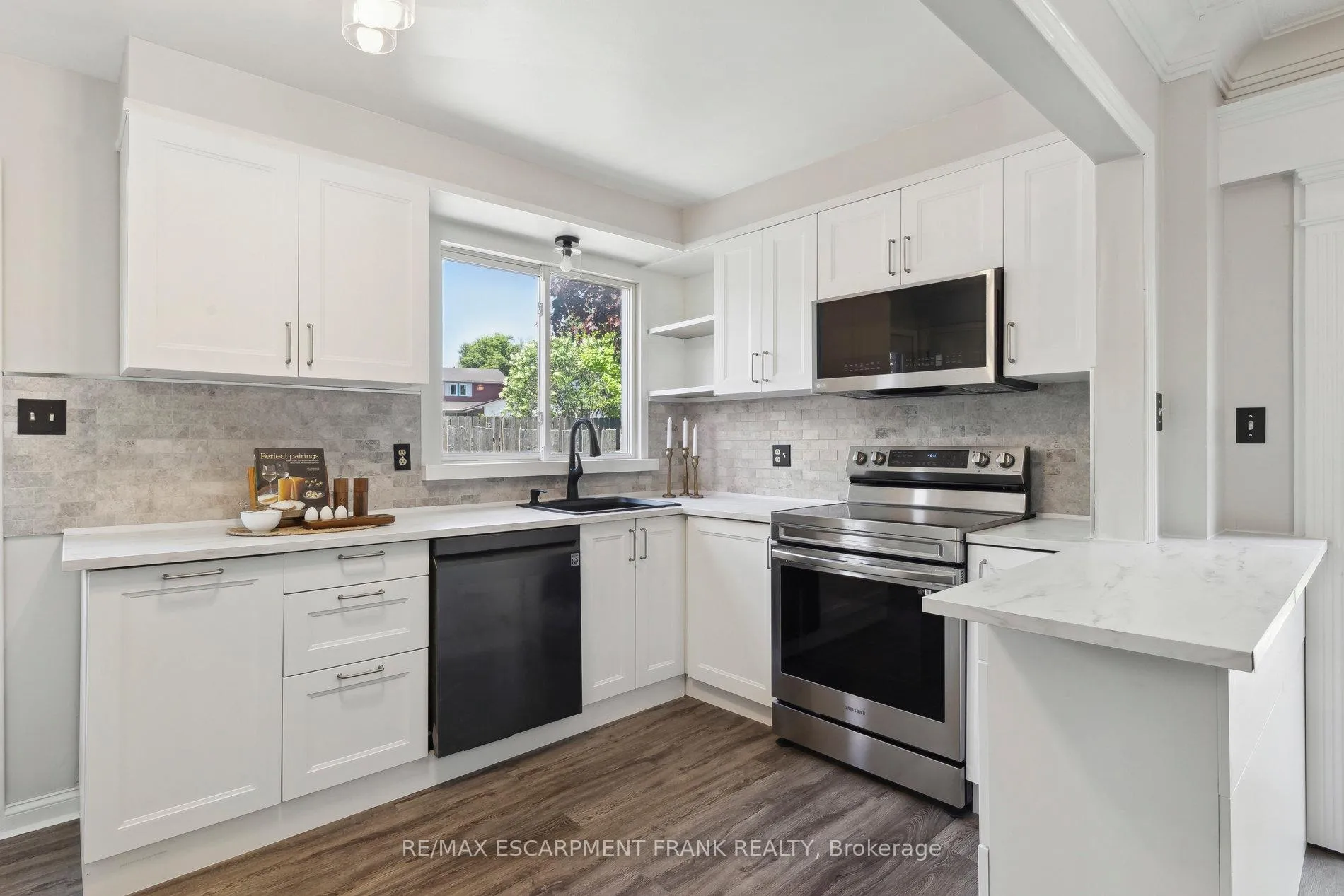 Photo 13 of 647 Balsam Crescent, Oshawa, Lakeview — HOMEH
