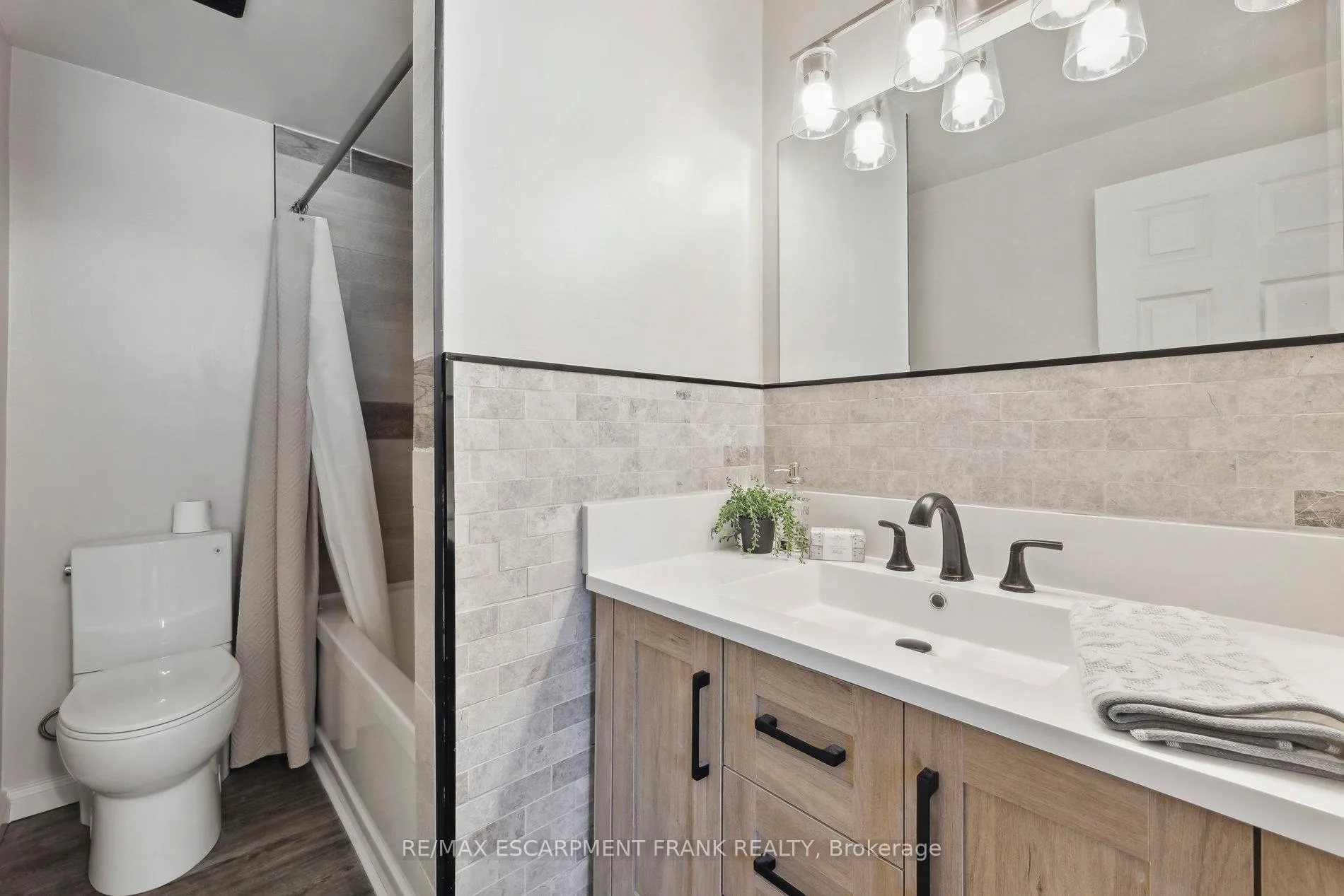 Photo 16 of 647 Balsam Crescent, Oshawa, Lakeview — HOMEH