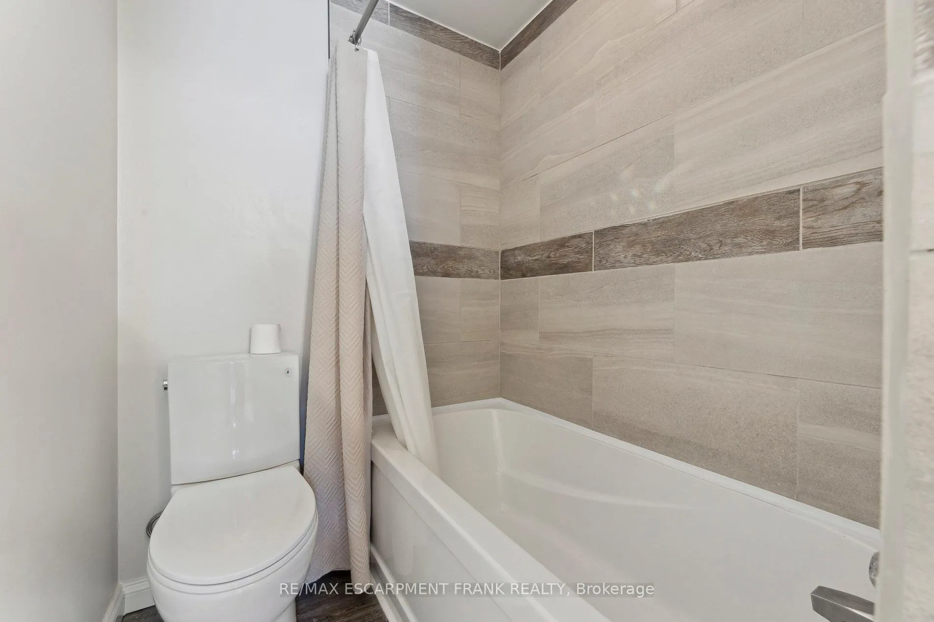 Photo 17 of 647 Balsam Crescent, Oshawa, Lakeview — HOMEH
