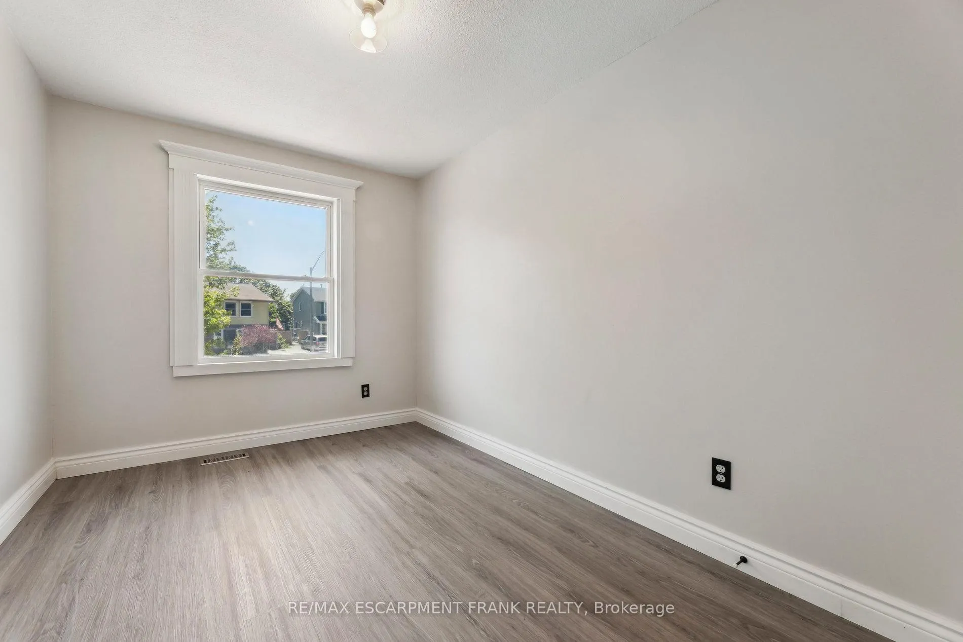 Photo 22 of 647 Balsam Crescent, Oshawa, Lakeview — HOMEH