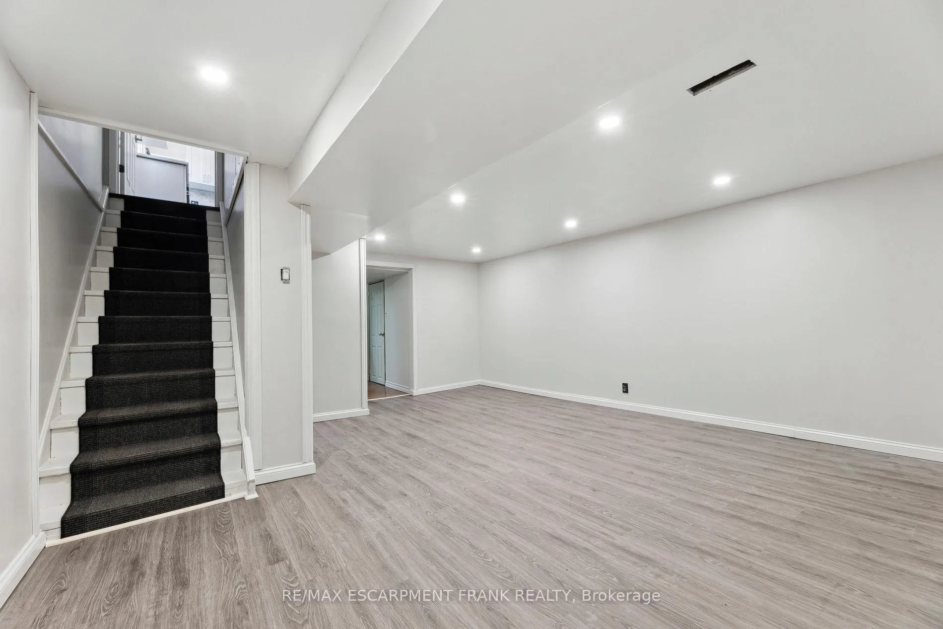 Photo 24 of 647 Balsam Crescent, Oshawa, Lakeview — HOMEH