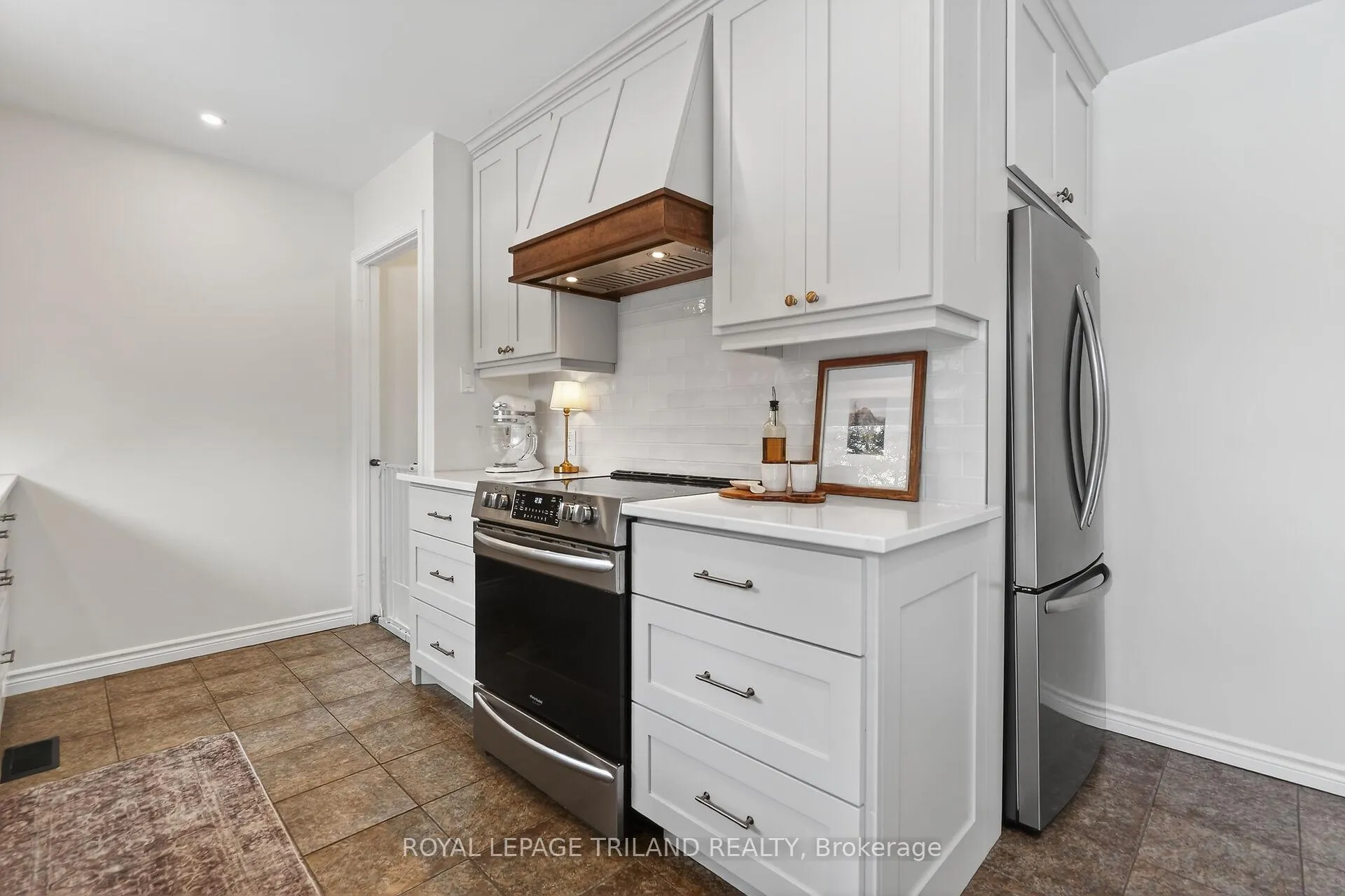 Photo 10 of 133 Delaware Street, Middlesex Centre, Komoka — HOMEH