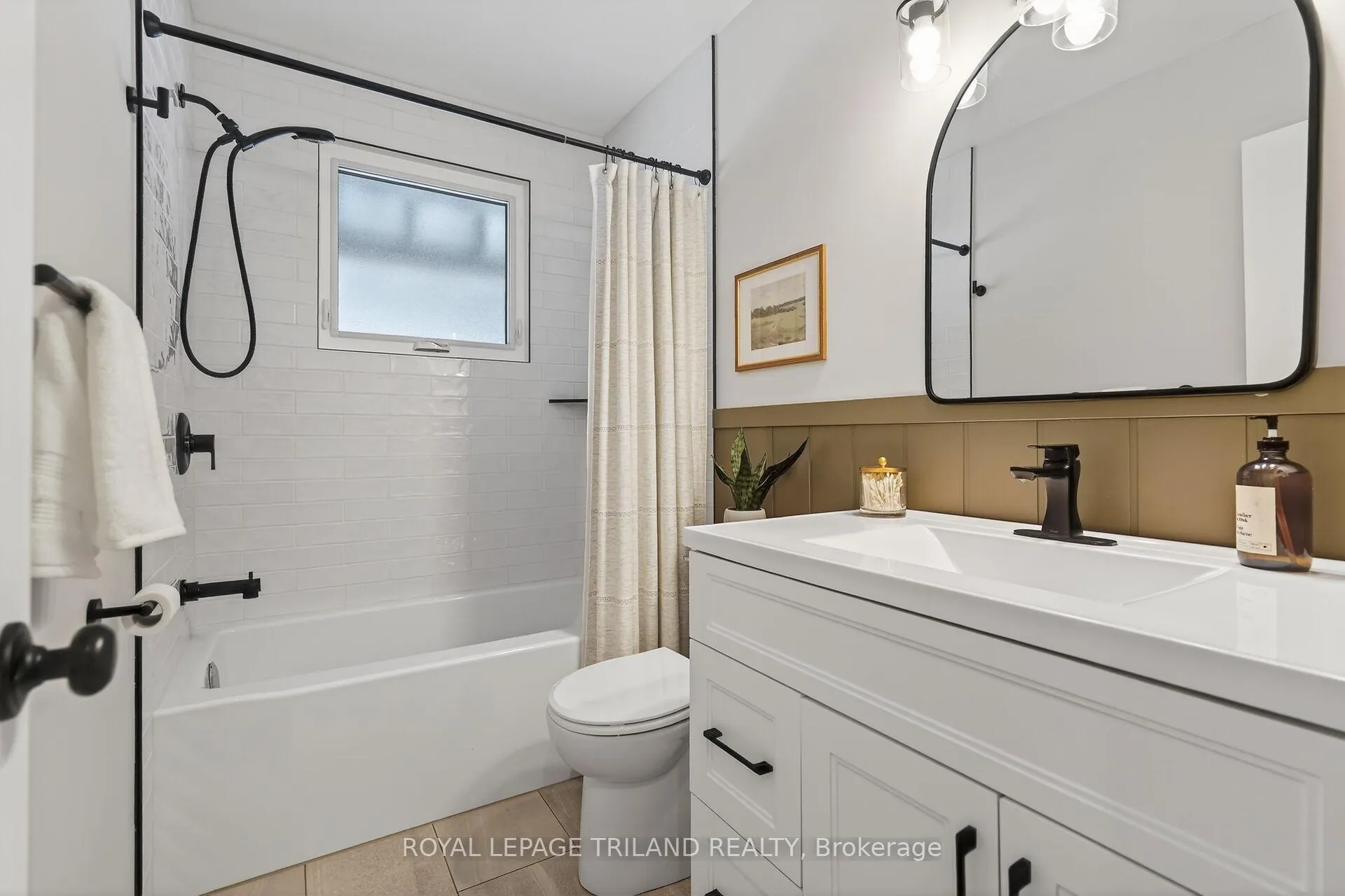 Photo 22 of 133 Delaware Street, Middlesex Centre, Komoka — HOMEH