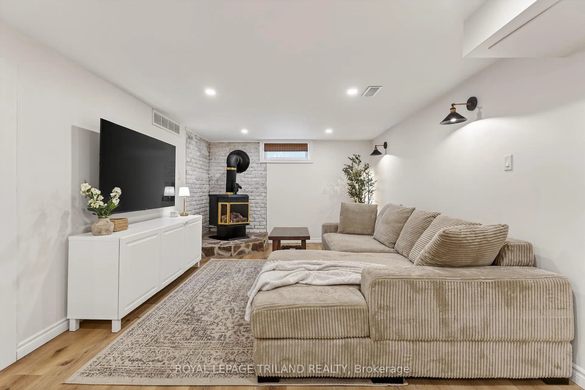 Photo 24 of 133 Delaware Street, Middlesex Centre, Komoka — HOMEH