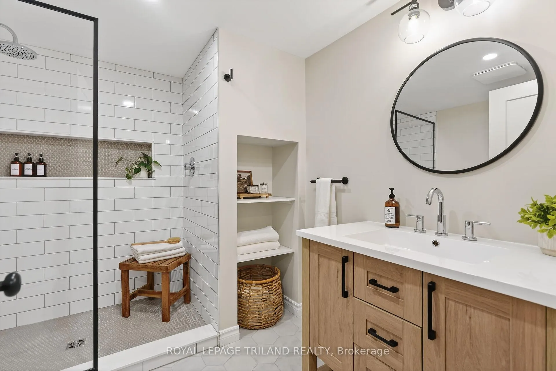 Photo 32 of 133 Delaware Street, Middlesex Centre, Komoka — HOMEH
