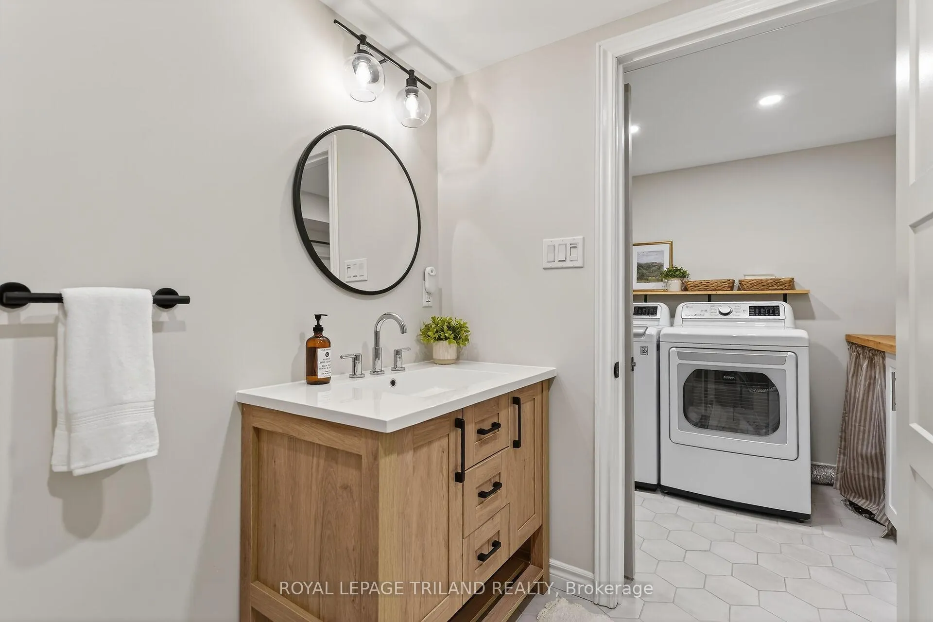 Photo 34 of 133 Delaware Street, Middlesex Centre, Komoka — HOMEH