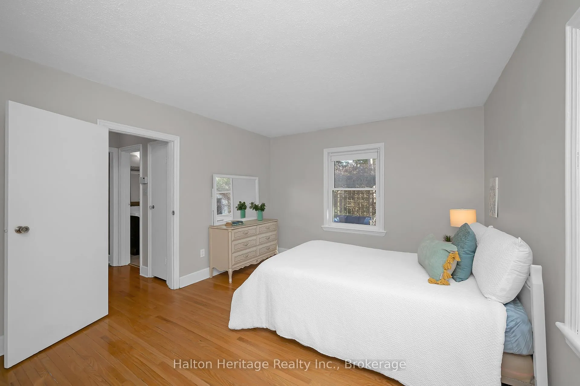 Photo 11 of 1386 Centre Road, Hamilton, Carlisle — HOMEH