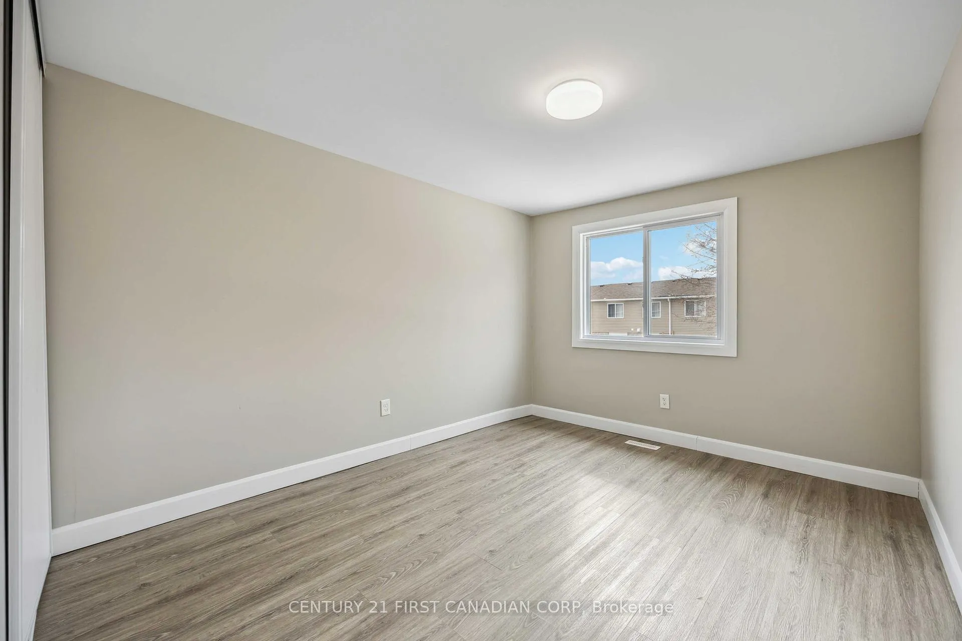 Photo 12 of 313 somerset Crescent, Sarnia — HOMEH