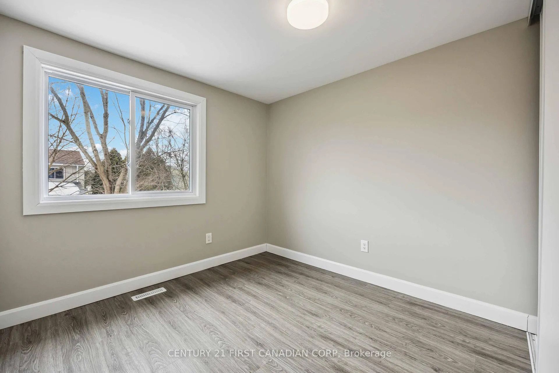 Photo 14 of 313 somerset Crescent, Sarnia — HOMEH