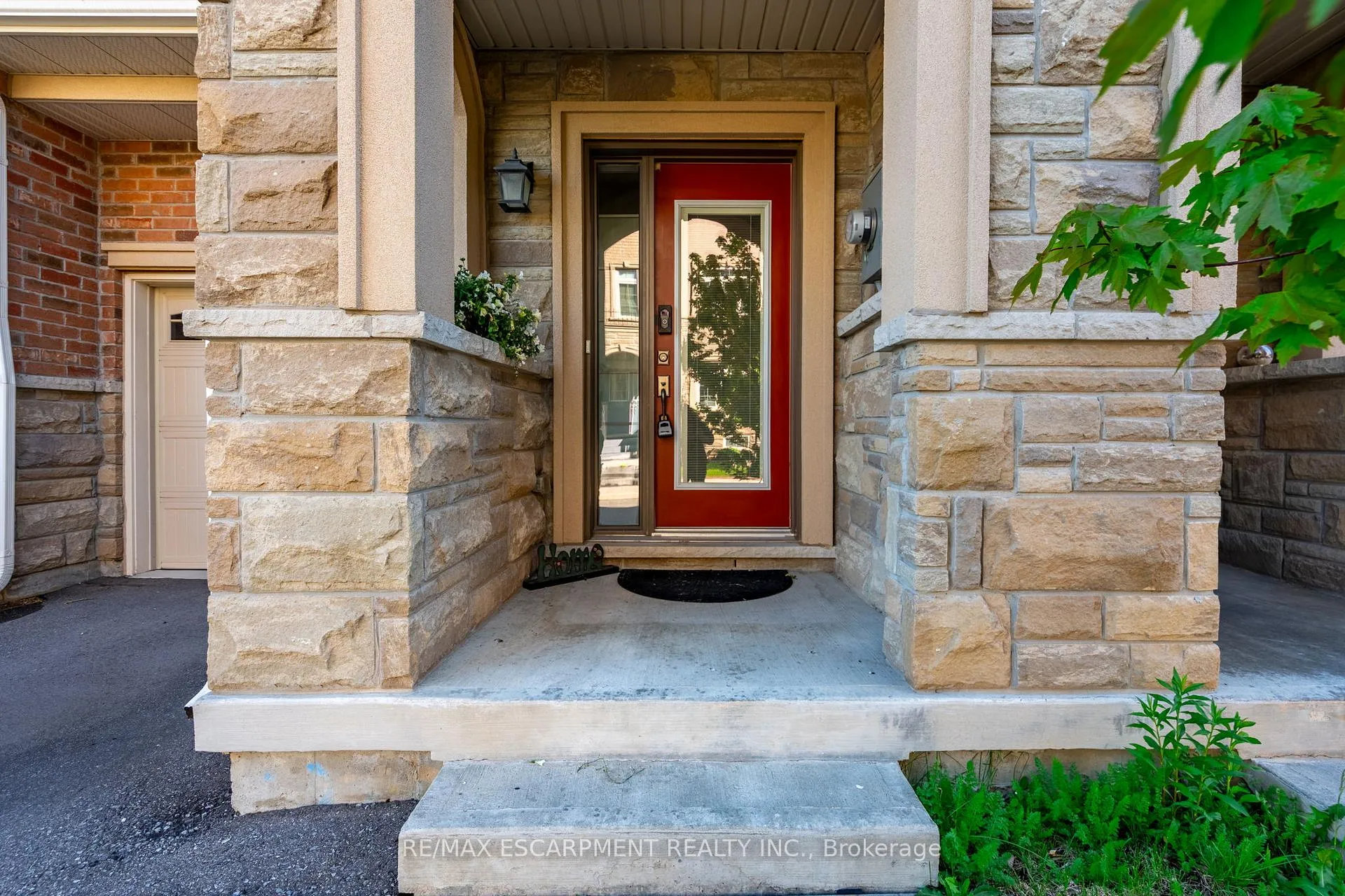Photo 2 of 70 Borers Creek Circle, Hamilton, Waterdown — HOMEH