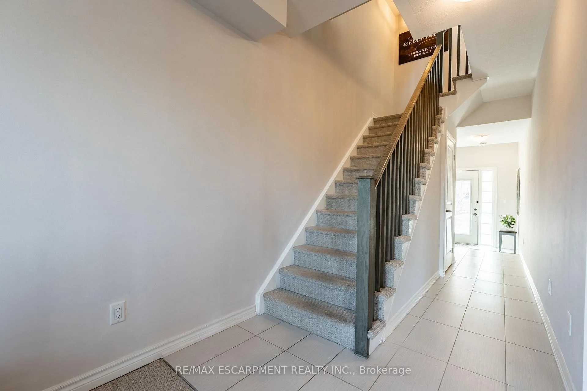 Photo 4 of 70 Borers Creek Circle, Hamilton, Waterdown — HOMEH