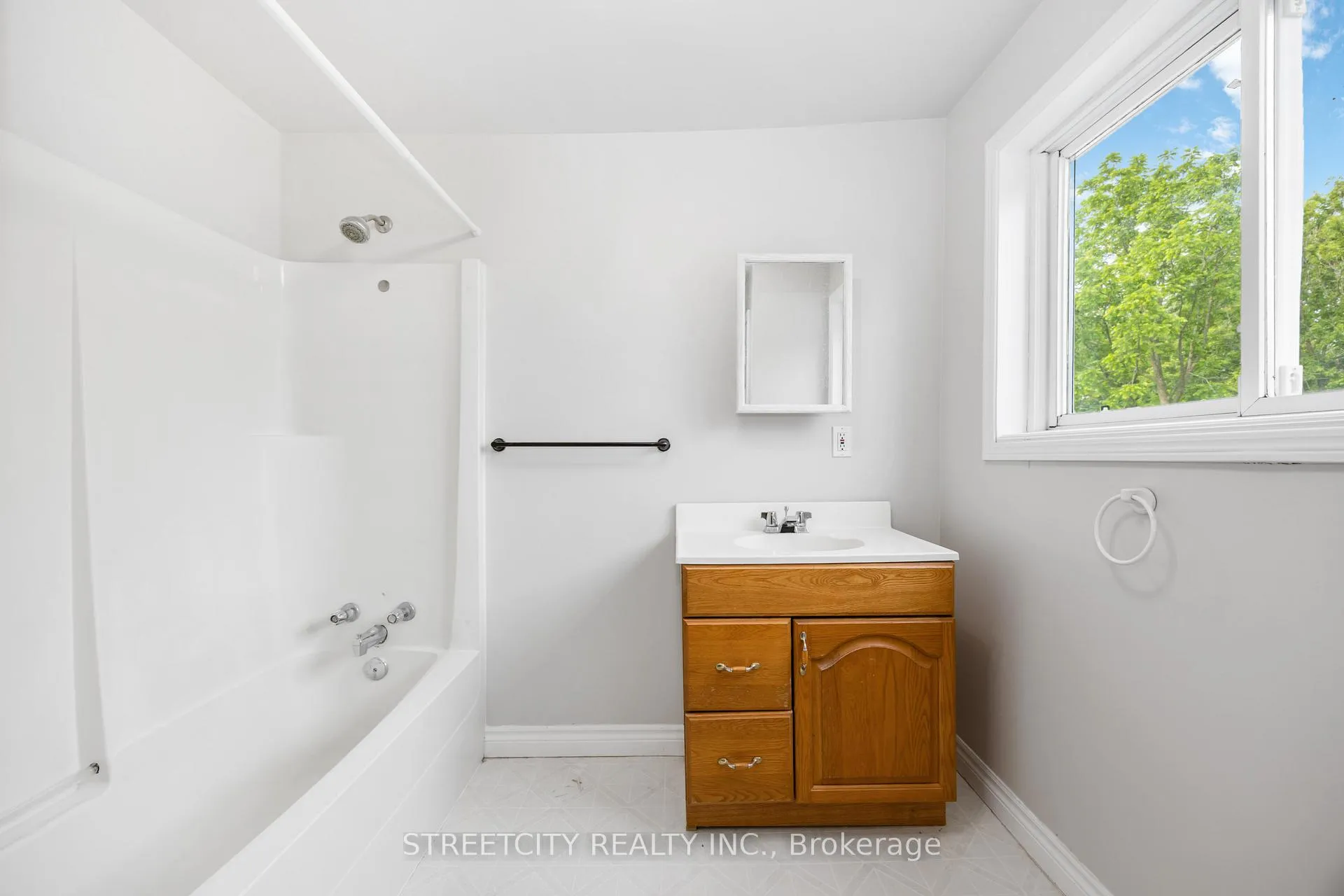 Photo 25 of 337 Eureka Street, Enniskillen, Petrolia — HOMEH