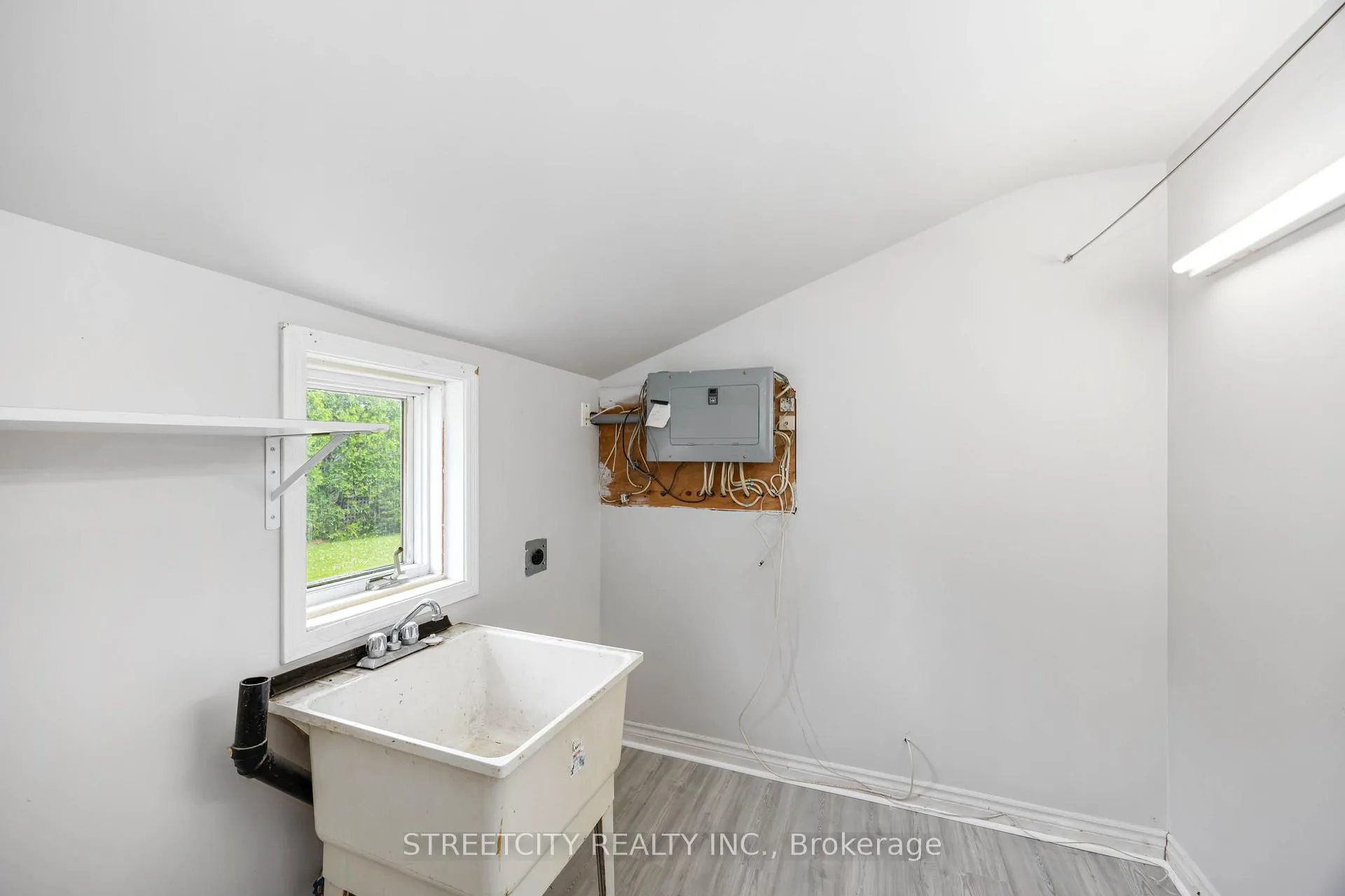 Photo 28 of 337 Eureka Street, Enniskillen, Petrolia — HOMEH