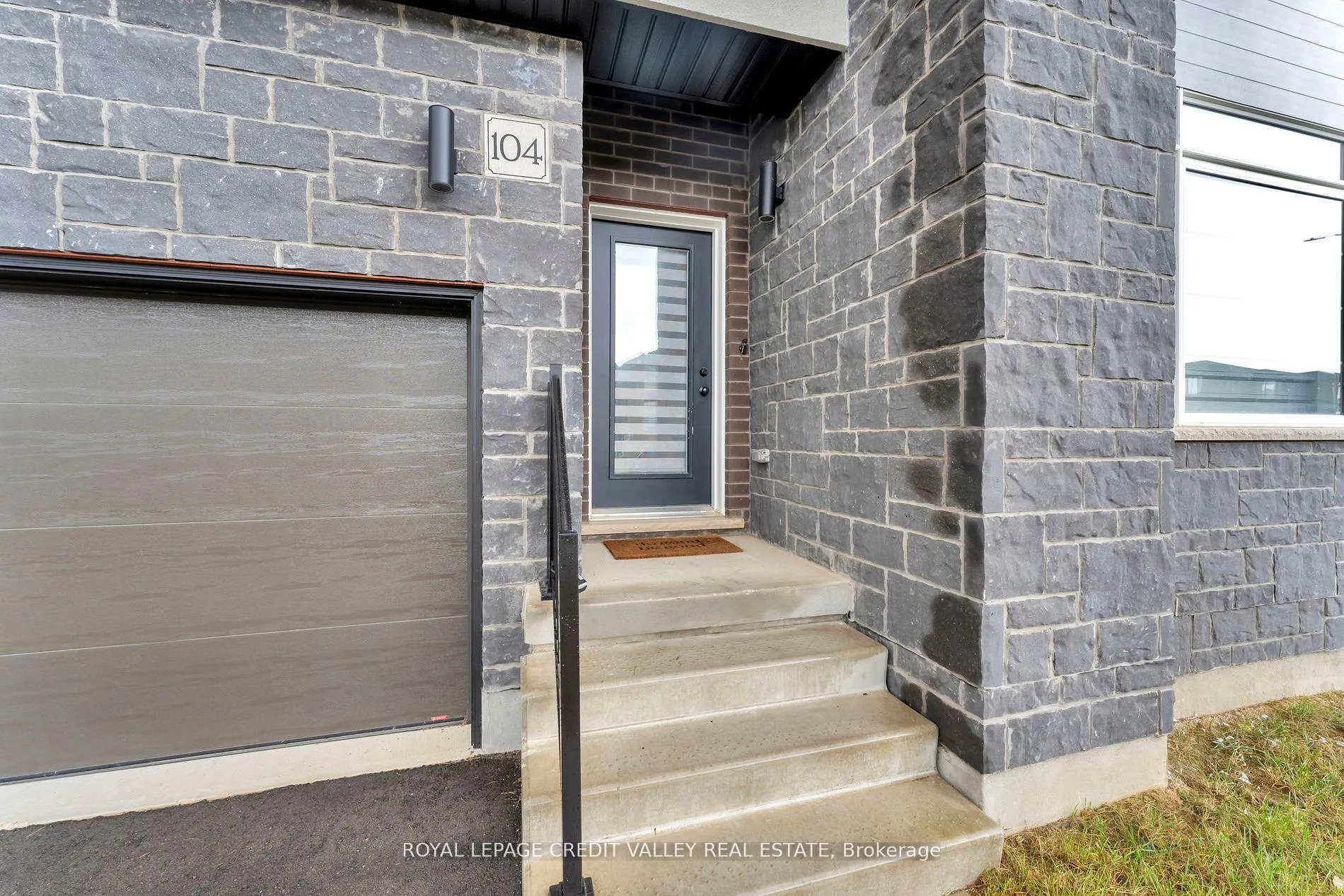 Photo 4 of 104 Sass Crescent, Brant, Paris — HOMEH