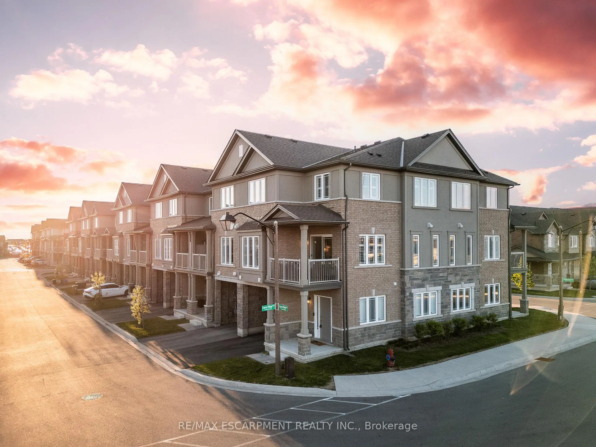 Photo 2 of 51 Laguna Village Crescent W, Hamilton, Rural Glanbrook — HOMEH