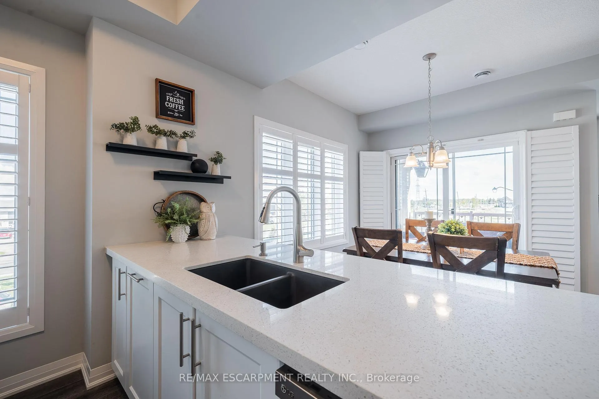 Photo 12 of 51 Laguna Village Crescent W, Hamilton, Rural Glanbrook — HOMEH