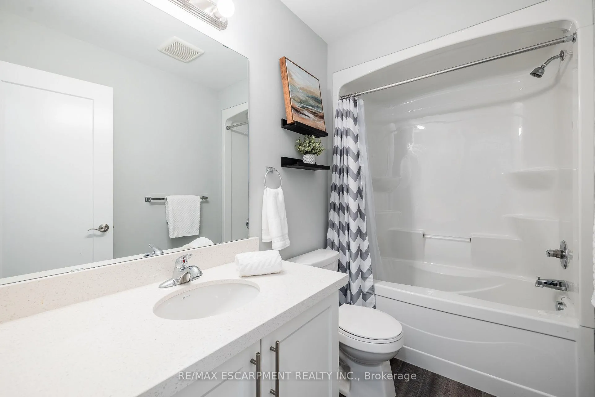 Photo 22 of 51 Laguna Village Crescent W, Hamilton, Rural Glanbrook — HOMEH