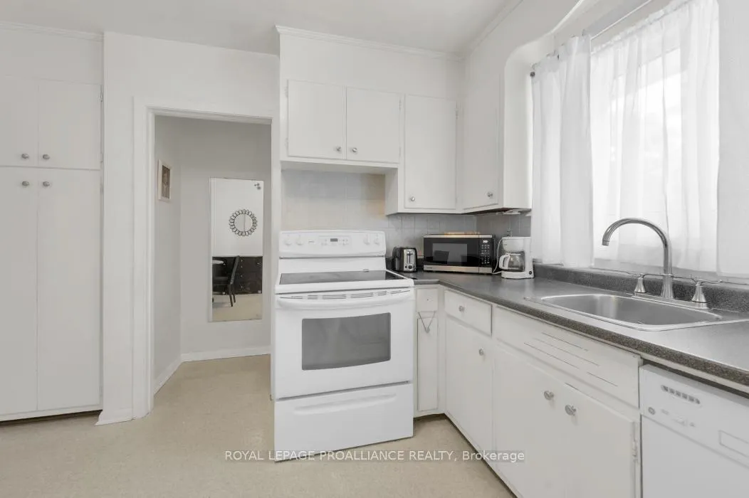 Photo 14 of 207 Parrott Drive, Belleville, Belleville Ward — HOMEH
